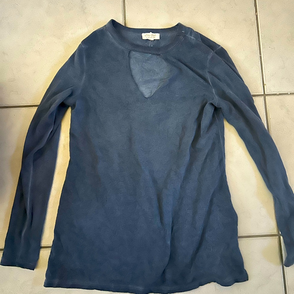 Long sleeve shirt with key hole..soft material..